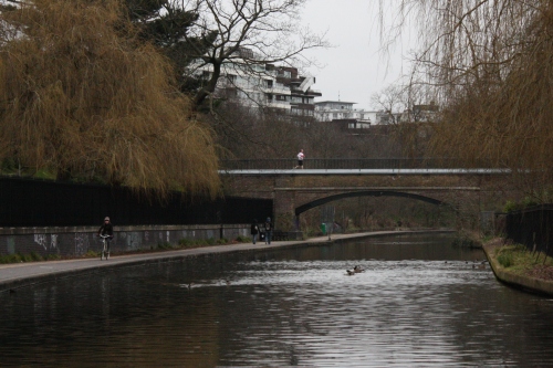 Runners, Cyclists and Walkers along Regents Canal